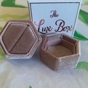Geometric ring box